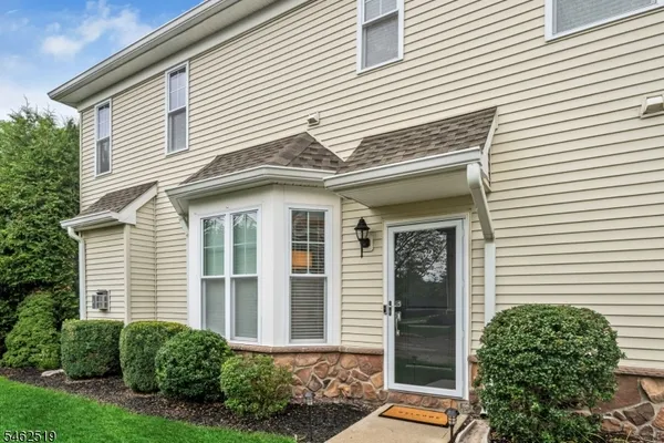 32 DOGWOOD LN