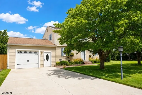 4 BLUE GRASS DR