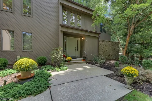 100 CHESHIRE LN