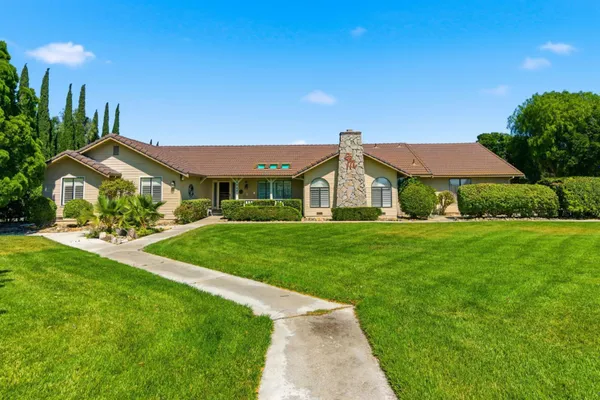 23472 LOS RANCHOS DR