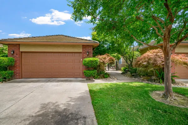 2561 CENTRAL PARK DR