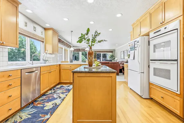 8918 OAK VIEW DR