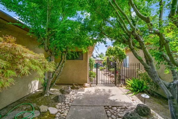2561 CENTRAL PARK DR