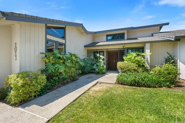 2023 VENETIAN DR