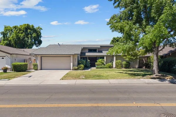 2023 VENETIAN DR