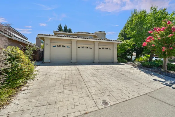6901 FALLSBROOK CT