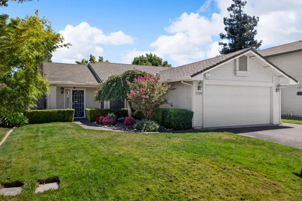 1724 AMBER LEAF WAY