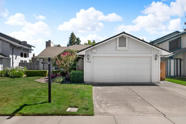 1724 AMBER LEAF WAY