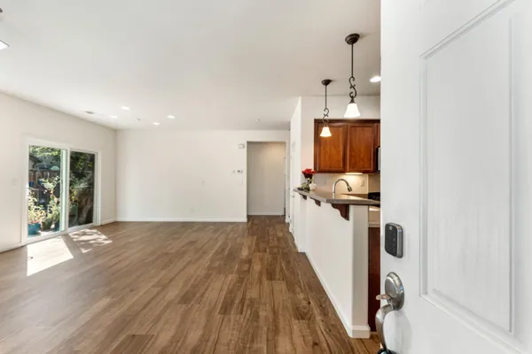 24 S ALONSA LN