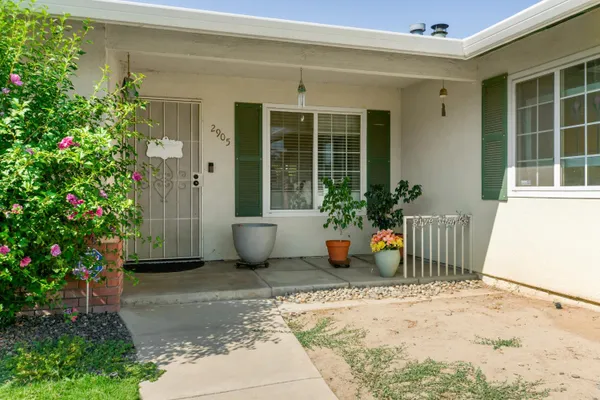 2905 ROSEWOOD AVE