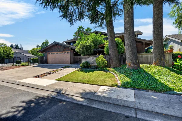 2324 ROSEMARIE LN