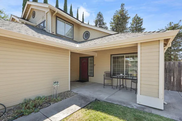 1530 LOCUST DR