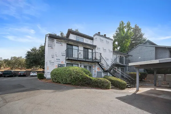 3180 COUNTRY CLUB DR 2B