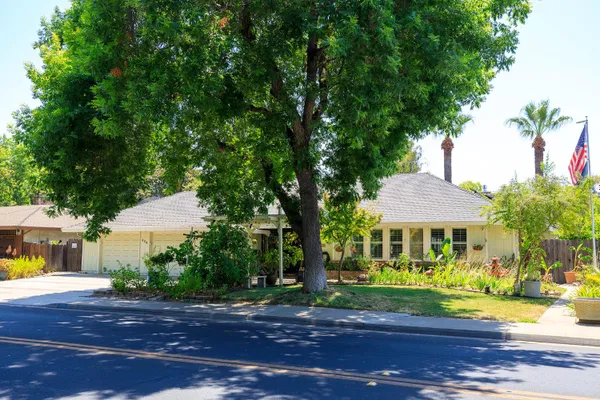404 W RUMBLE RD