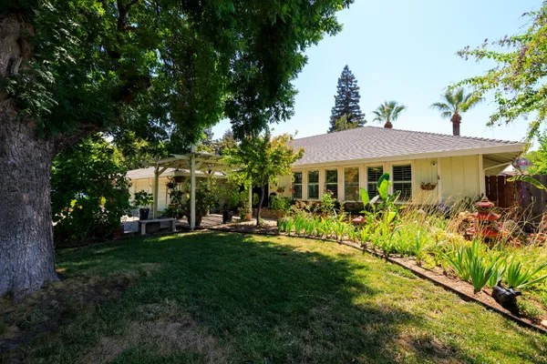 404 W RUMBLE RD