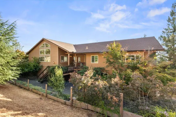 430 PINE TREE CIR