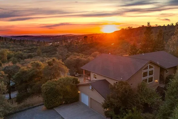 430 PINE TREE CIR