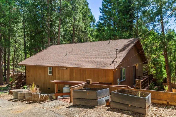 7058 LAKEWOOD DR