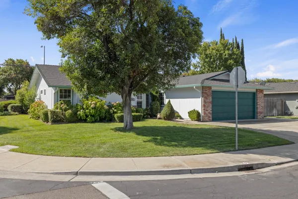 962 FERNWOOD DR