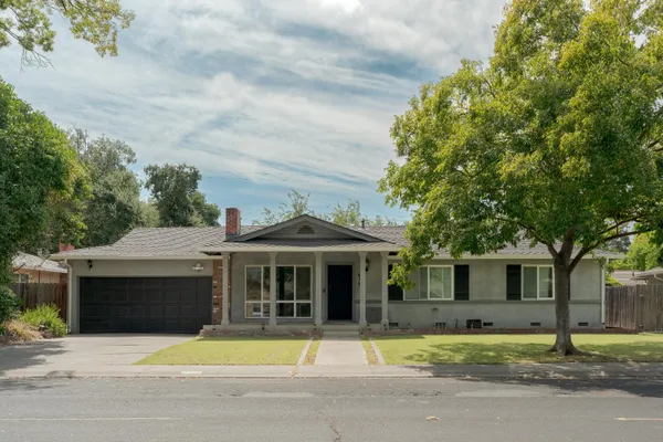 414 E BENJAMIN HOLT DR