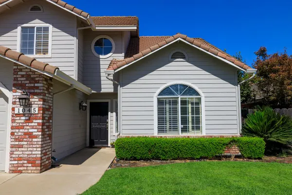 1045 CEDAR RIDGE DR