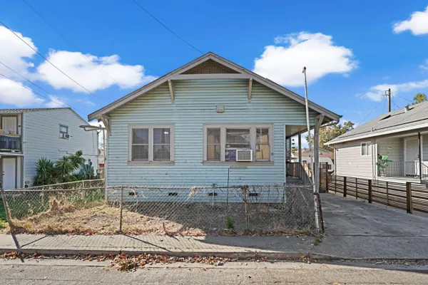 208 3RD ST