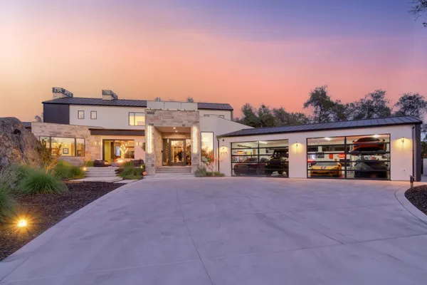5708 AVENIDA ROBLES