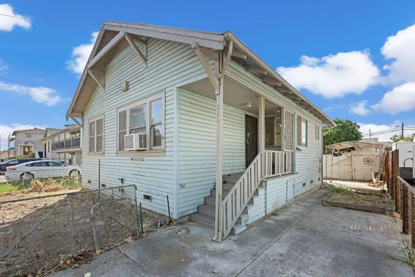 208 3RD ST
