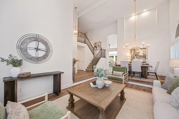 200 LUNA CIR