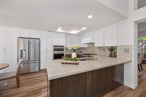200 LUNA CIR