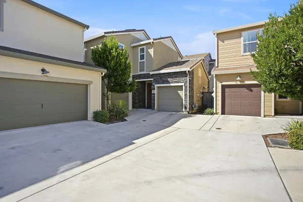 1827 SILVER ALMOND LN