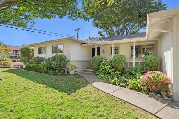 6218 SAINT JAMES DR