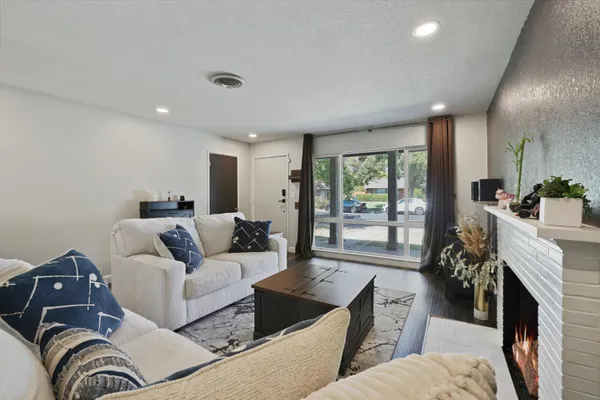 414 E BENJAMIN HOLT DR