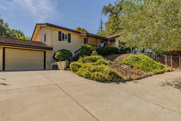 28 FRONTIER DR