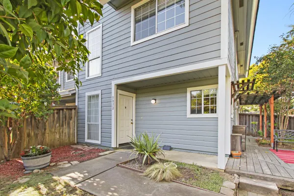 3052 WOODS CIR