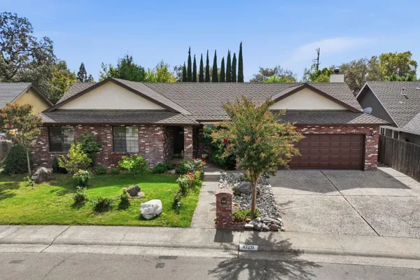 1028 KENSINGTON DR