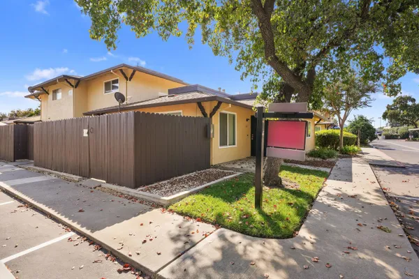 56 W ELLIOT ST 61