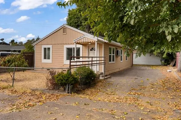 111 N HINKLEY AVE