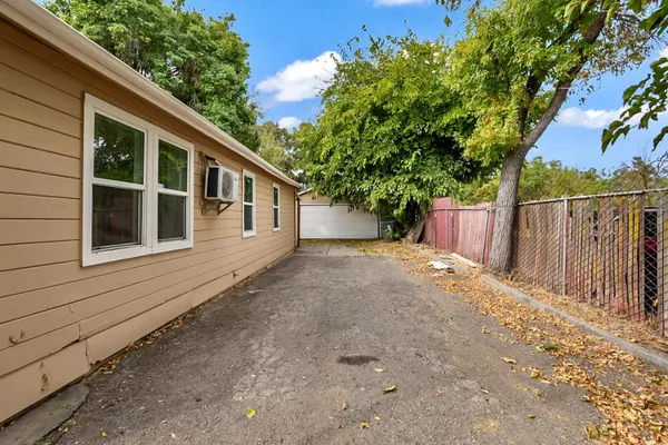 111 N HINKLEY AVE