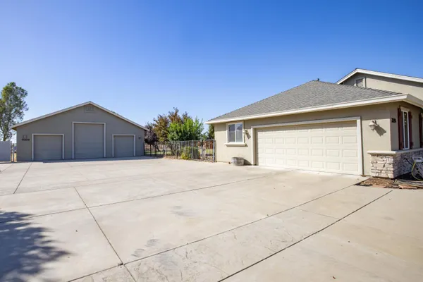 21196 E ROSE CLOVER LN