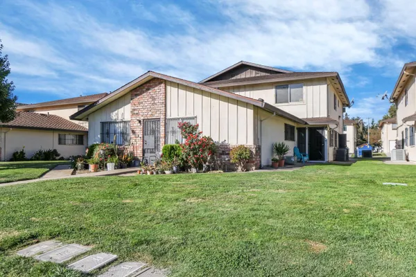 1307 PINETREE DR 3