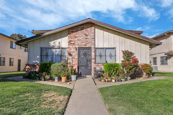 1307 PINETREE DR 3