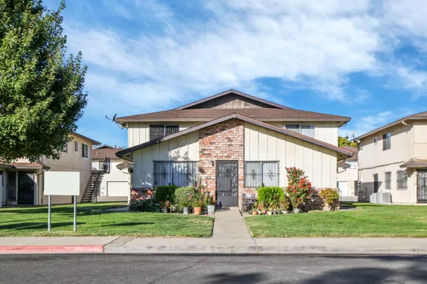 1307 PINETREE DR 3