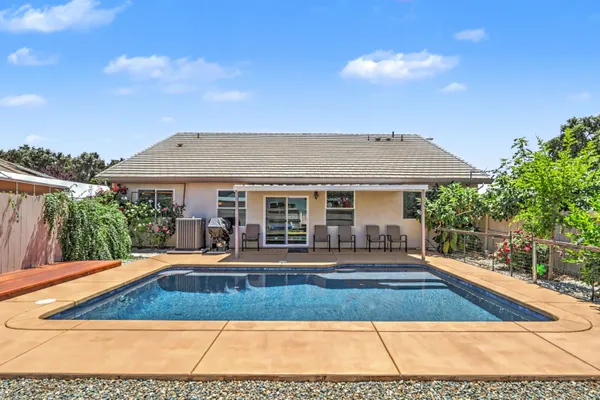 327 MANOR DR