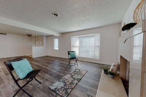 2404 QUEENAIRE LN