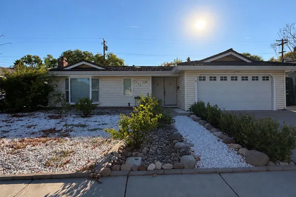 2404 QUEENAIRE LN