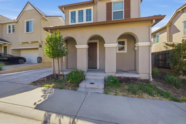 1376 LARKSPUR DR