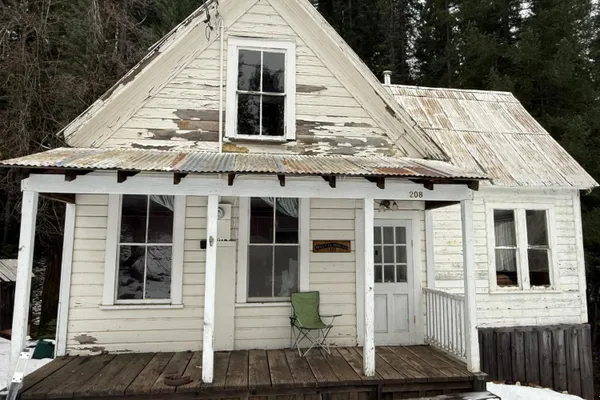 208 MAIN ST