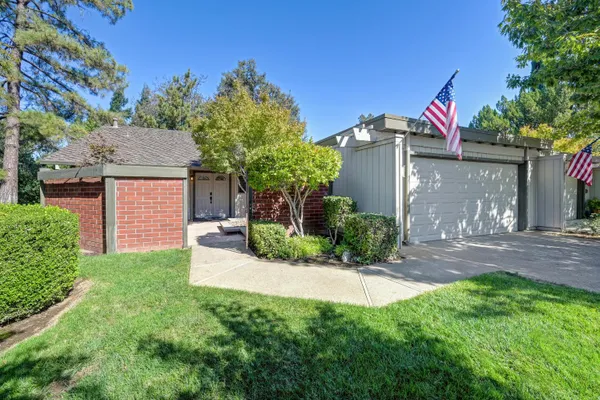 8927 BLUFF LN