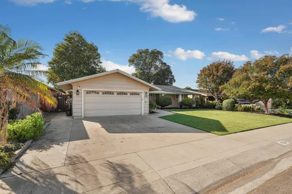 1131 GREEN OAKS WAY